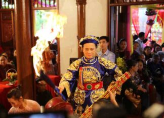 Hầu đồng là gì? Những điều cần chú ý khi tham gia nghi lễ Có rất nhiều người từ khắp nơi đổ về đền thánh tham gia hầu đồng