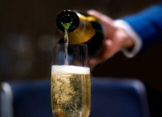 Rượu Champagne Chính Hãng: Đẳng Cấp Thưởng Thức Thượng Lưu Thưởng thức rượu Champagne