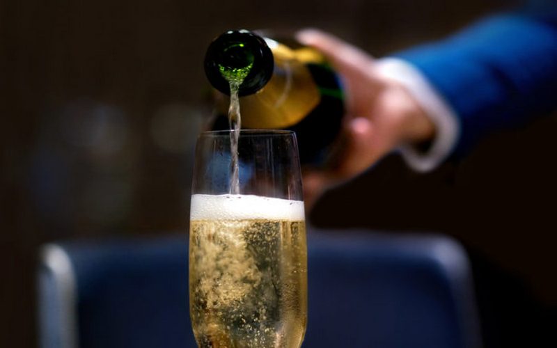 Thưởng thức rượu Champagne